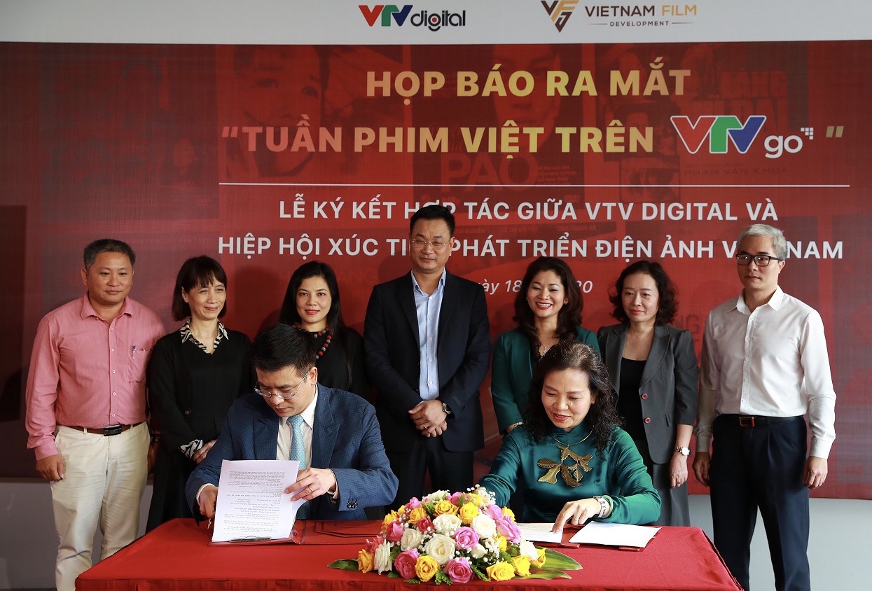 TS. Ngô Phương Lan - Chủ tịch VFDA và nhà báo Lê Quang Minh - Giám đốc VTVDigital ký Thỏa thuận hợp tác